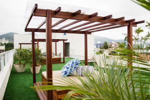 uma pérgola no telhado de uma casa em Pousada Villa Di Enzo em Ubatuba