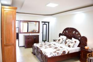 A bed or beds in a room at Kakatar Family Residence , Yoff