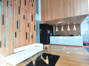 una hall con panchina e tavolo di BIT Design Hotel a Montevideo