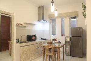 A cozinha ou cozinha compacta de Green Studio Apartment Seminyak