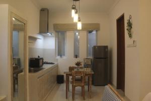 A cozinha ou cozinha compacta de Green Studio Apartment Seminyak