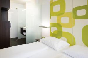 Uma cama ou camas num quarto em arte Hotel Krems