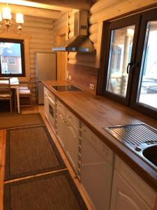 A kitchen or kitchenette at Wellness Hütte am Zwenkauer See bei Leipzig