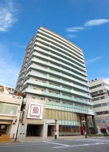 ein hohes Gebäude mit einem Schild davor in der Unterkunft Kobe Motomachi Tokyu REI Hotel in Kōbe