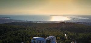 - un bâtiment sur une colline avec vue sur un lac dans l'établissement Philippion, à Thessalonique