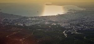 Vue aérienne d'une ville et d'une masse d'eau dans l'établissement Philippion, à Thessalonique