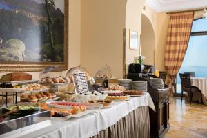 een buffet met eten op een tafel in een kamer bij Grand Hotel Due Golfi in SantʼAgata sui Due Golfi