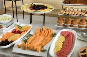 een buffet met verschillende soorten groenten en fruit bij Grand Hotel Due Golfi in SantʼAgata sui Due Golfi