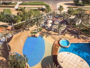 - une vue sur la piscine d'un complexe dans l'établissement Yas Island Rotana Abu Dhabi, à Abu Dhabi