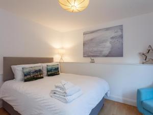 um quarto com uma cama com toalhas em Dale House - Vivre Retreats em Bournemouth