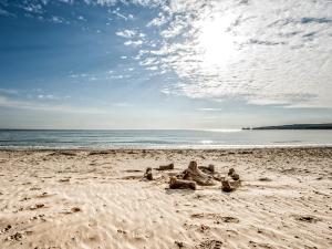 um grupo de pessoas deitadas na areia numa praia em Dale House - Vivre Retreats em Bournemouth