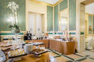 una línea de buffet con muchos tipos diferentes de comida en Eurostars Centrale Palace Hotel, en Palermo