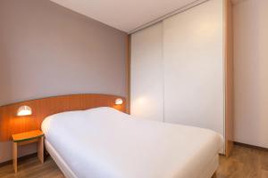 Ein Bett oder Betten in einem Zimmer der Unterkunft City Residence Access Strasbourg