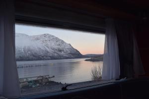 a window with a view of a snow covered mountain at Captains Small House in Hamneide