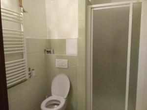 ein kleines Bad mit einem WC und einer Dusche in der Unterkunft Hotel Lidový dům in Nový Hrozenkov