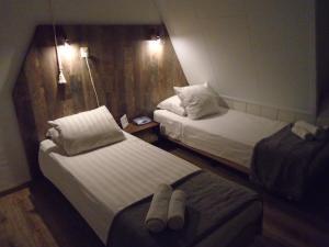 A bed or beds in a room at Hotel de Vriezerbrug