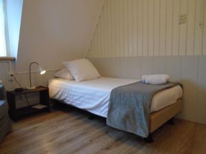 A bed or beds in a room at Hotel de Vriezerbrug