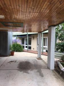 eine Veranda eines Hauses mit Holzdecke in der Unterkunft A2, 9A in the East Suburb in Mitcham