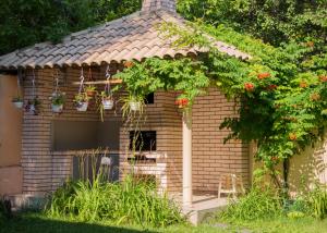 Puutarhaa majoituspaikan Holiday Home near sea ulkopuolella