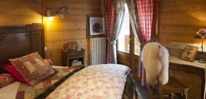 Кровать или кровати в номере Chalet-Hôtel Les Cimes