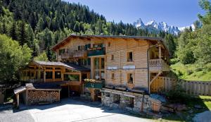 uma cabana de madeira no meio de uma floresta em Hôtel Le Jeu de Paume em Chamonix-Mont-Blanc