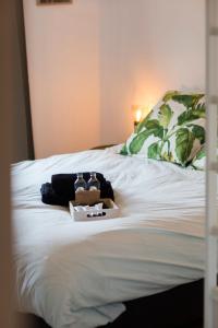 een wit bed met twee teddyberen erop bij #Kaaistraat2 in Oostende