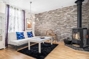 sala de estar con sofá y chimenea en Ferienhaus am Mycklaflon, en Eksjö