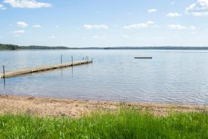 un muelle en medio de una masa de agua en Ferienhaus am Mycklaflon, en Eksjö