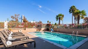 Best Western Poway/San Diego Hotel में या उसके करीब स्विमिंग पूल