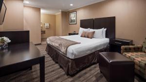 Best Western Poway/San Diego Hotel में एक कमरे में एक या कई बेड