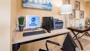 Best Western Poway/San Diego Hotel में रसोई है