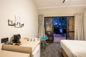 Cama ou camas em um quarto em Nightcap at Kawana Waters Hotel