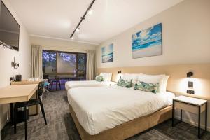 Cama ou camas em um quarto em Nightcap at Kawana Waters Hotel