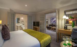 um quarto de hotel com uma cama e uma sala de estar em Clayton Hotel Burlington Road em Dublin