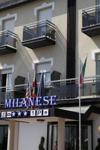 znak dla hotelu Meeniss przed budynkiem w obiekcie Hotel Milanese w Rimini