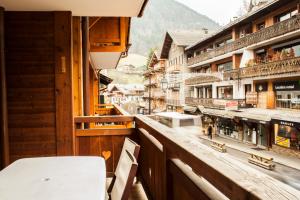 een balkon van een gebouw met uitzicht op een stad bij Slemish Apartment in Morzine