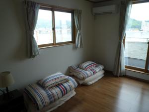 due pouf in una stanza con finestra di Sea Side Hostel Light House a Onomichi