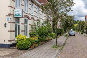 une chambre d'hôtel avec un panneau sur le côté d'un bâtiment dans l'établissement Hotel Randenbroek, à Amersfoort