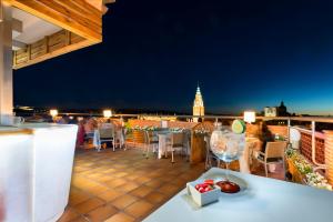 A balcony or terrace at Hotel Carlos V