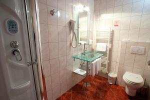 La salle de bains est pourvue d'un lavabo et de toilettes. dans l'établissement Hotel Creina, à Kranj