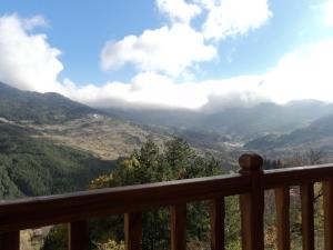 Una imagen general de la montaña o una montaña tomada desde el hotel