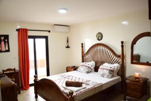 A bed or beds in a room at Kakatar Family Residence , Yoff