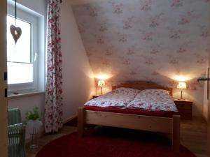 A bed or beds in a room at Haus Julius, Ferienwohnung bis zu 8 Gästen