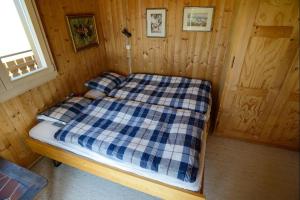 - une chambre avec un lit dans une pièce en bois dans l'établissement Oreas (724 Du), à Valbella