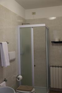 La salle de bains est pourvue d'une douche, de toilettes et d'un lavabo. dans l'établissement Hotel Dolomiti, à Passo del Tonale