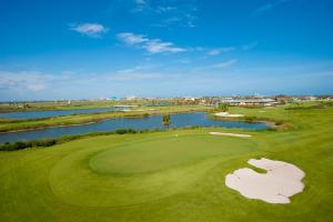 una vista aérea de un campo de golf con un río en Moody Gardens Hotel Spa and Convention Center, en Galveston