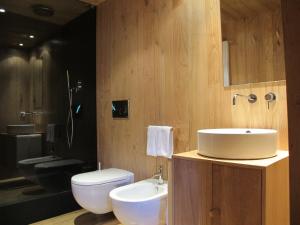 a bathroom with a white sink and a toilet at Casa do Talasnal in Lousã