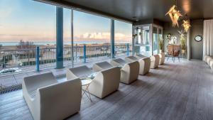 A seating area at Savoia Hotel Rimini