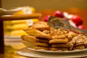 une assiette de pain et de collations sur une table dans l'établissement Hotel Spadari Al Duomo, à Milan