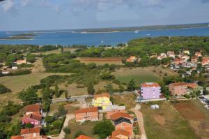 een luchtzicht op een klein stadje bij het water bij Vila in Lavanda in Fažana